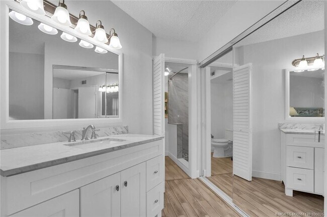 Building Photo - 1504 SE Royal Green Cir