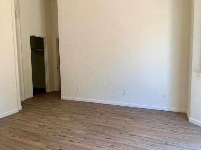 Building Photo - 4 bedroom 2 bath Empire Ranch home