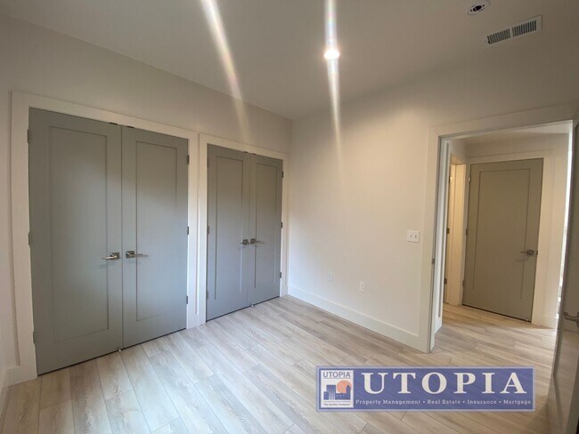 Building Photo - 3Bd/2Ba Townhouse Style Home with Office/Den and Garage- Centrally Located, Easy Commute