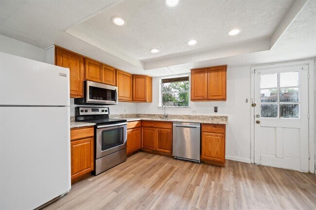 Building Photo - 13910 New Village Ln