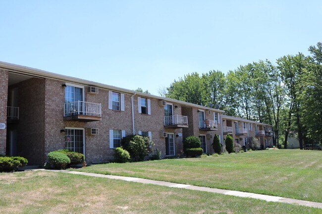 Building Photo - Painesville Townhouse Apartments