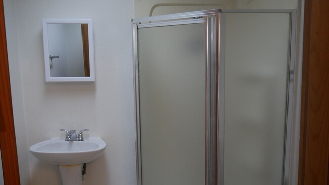 Building Photo - 4 Bed, 3 Bathroom House with Fenced in Bac...