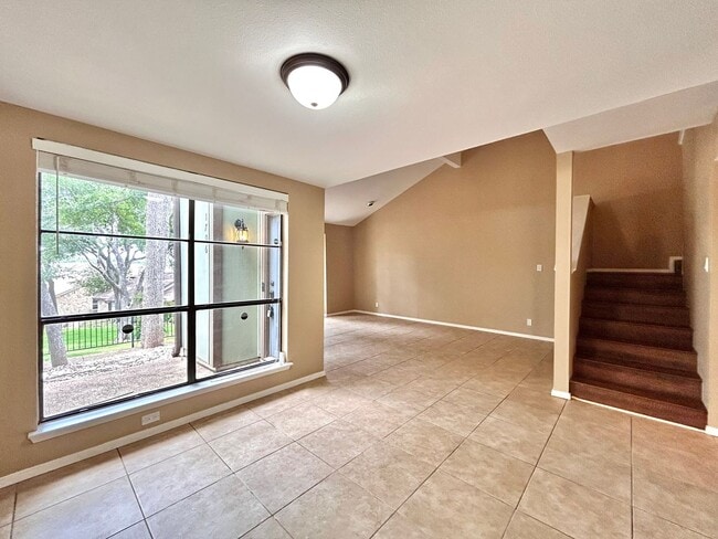 Building Photo - Beautiful 3BR/2BA Two-Level Home with Tall...