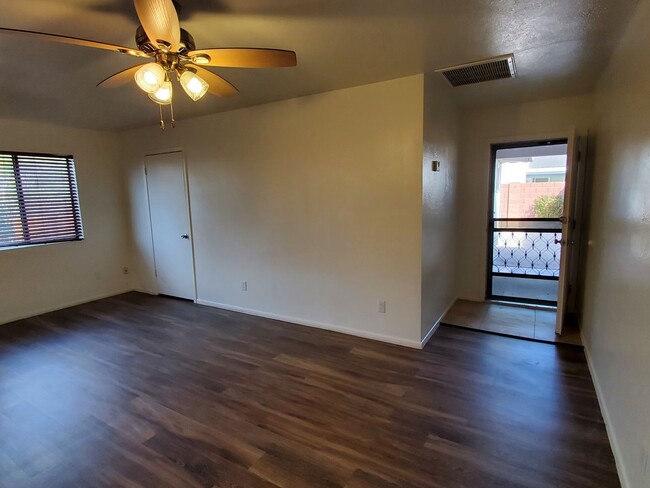 Building Photo - 3 bedroom + mother in law suite/ home offi...