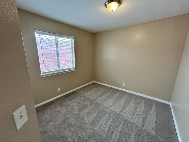 Building Photo - 1604 Harness Raceway