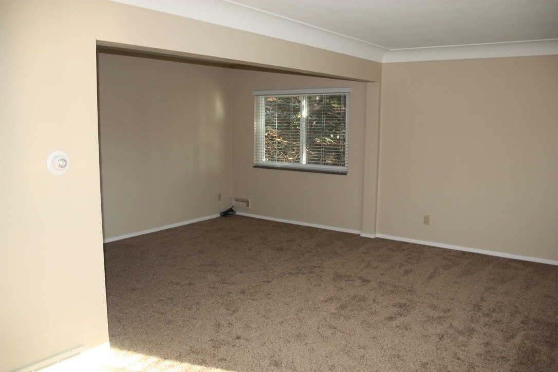 Building Photo - 2142 Collinway St