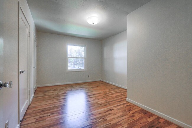 Building Photo - Timeless 1 Bedroom Mid-Century Townhouse!