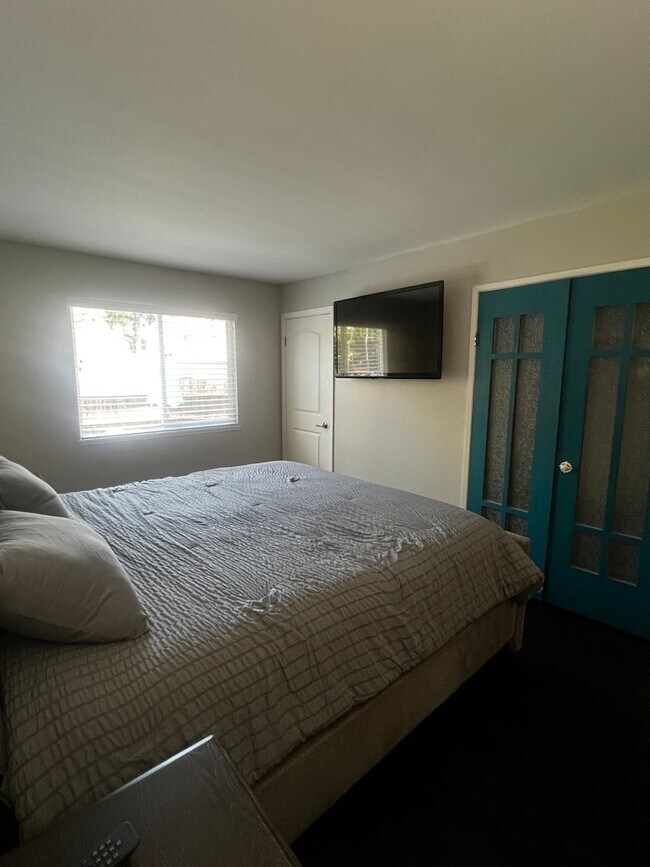 Building Photo - Modern 3 Bed / 2 Bath End Unit Home for Re...