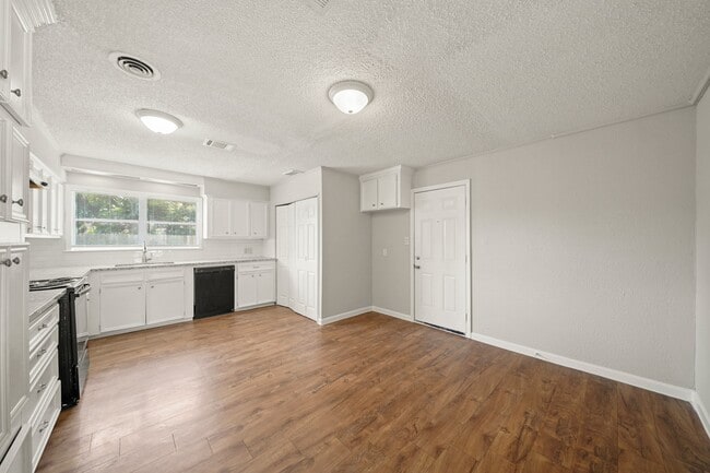 Building Photo - 514 Sulphur St