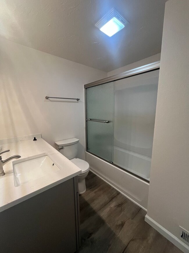 Building Photo - 3-Bedroom 2-Bathroom home in Eugene. Full Remodel!