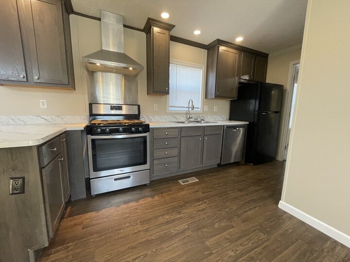 Building Photo - 38054 Versailles St