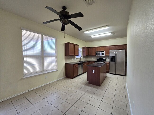 Building Photo - 2405 S Clear Creek Rd