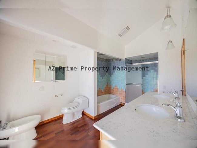 Building Photo - 7110 N 7th Ave