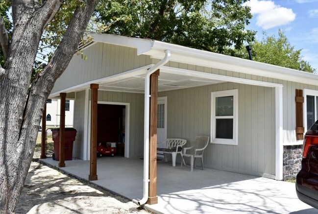 Building Photo - 110 N Bell St