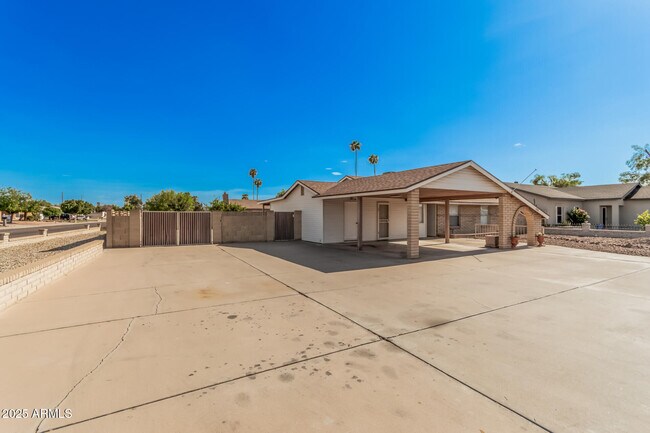 Building Photo - 5505 W Sunnyslope Ln