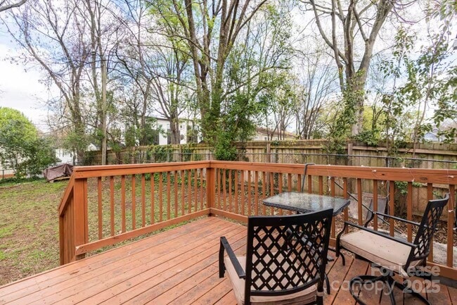 Building Photo - 817 E 17th St