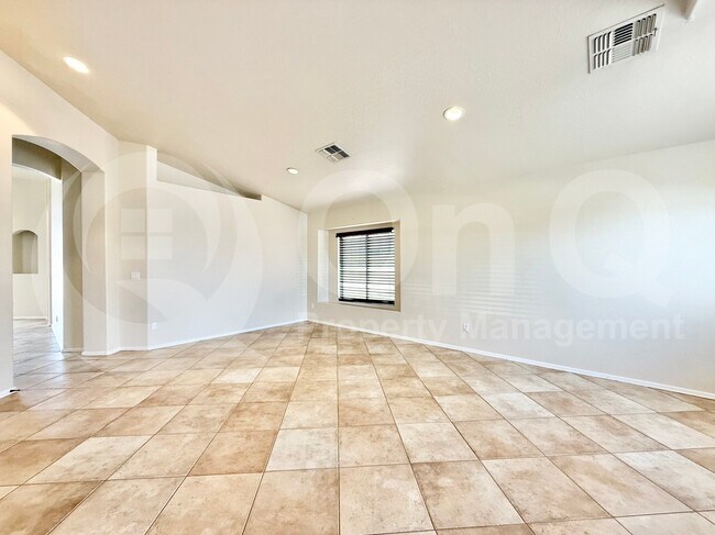 Building Photo - 4234 E Redwood Ln