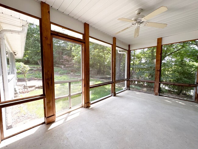 Building Photo - 3 Bedroom House: Walking Distance to Campu...