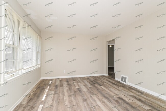 Building Photo - 245 St Regis Ln