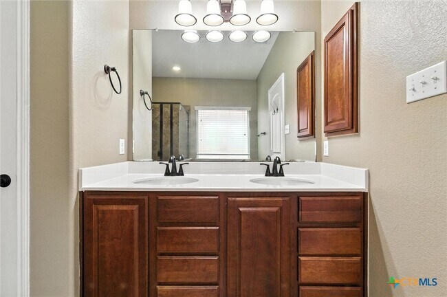 Building Photo - 319 Hunters Hill Dr