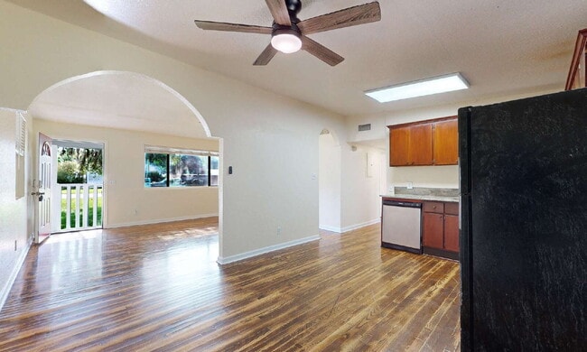 Building Photo - "Cozy 3-Bedroom Gem with a Gated Private B...