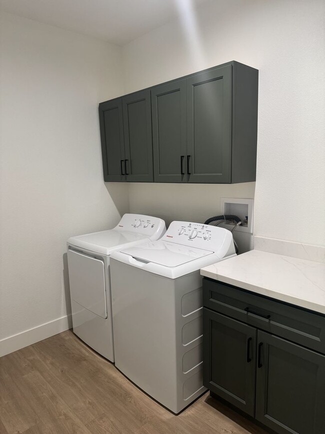 Building Photo - Newly built homes with City of Redding solar!