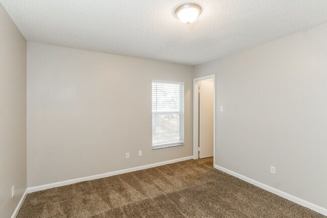 Building Photo - 1710 Spinning Wheel Dr