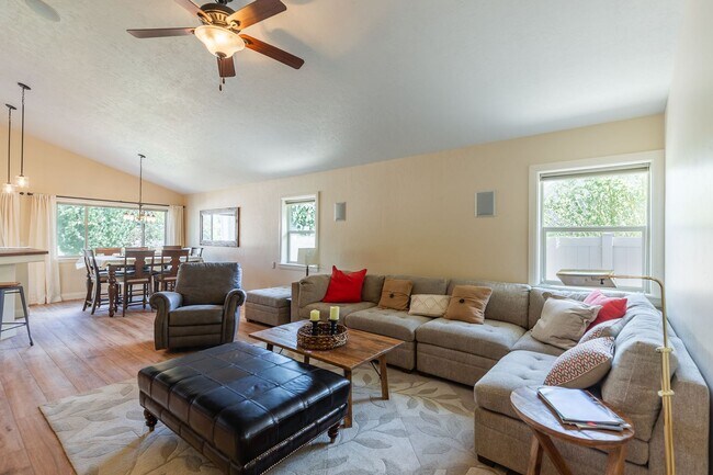 Building Photo - Beautiful Home in the Heart of Eagle