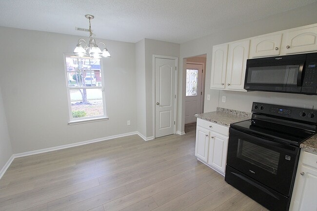 Building Photo - 3 Bedroom Home with a 1 Car garage!