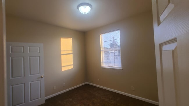 Building Photo - 916 1/2 Lincoln Ave
