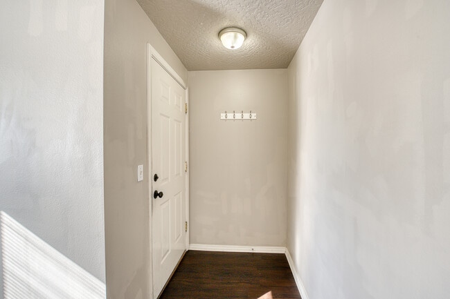 Building Photo - 1438 N Bluff Pl