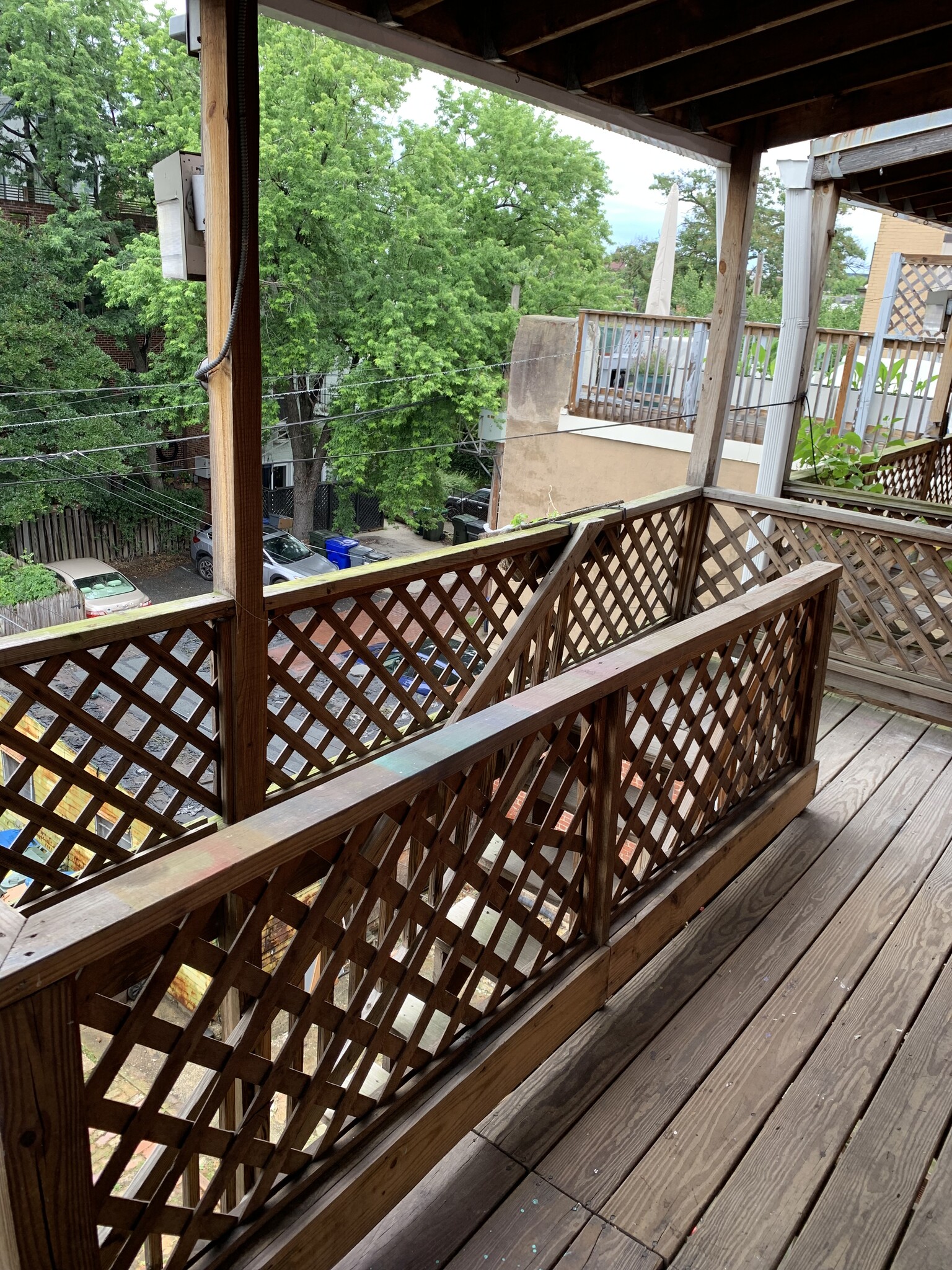 Outside 1b - 1829 Swann St