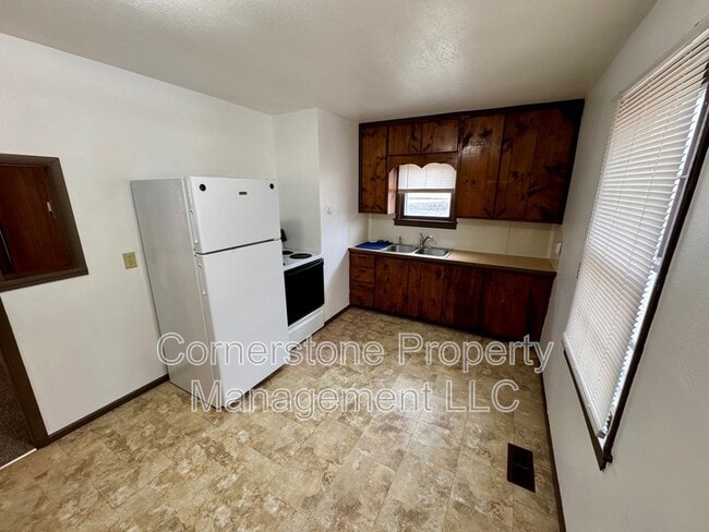 Building Photo - 615 Birch St