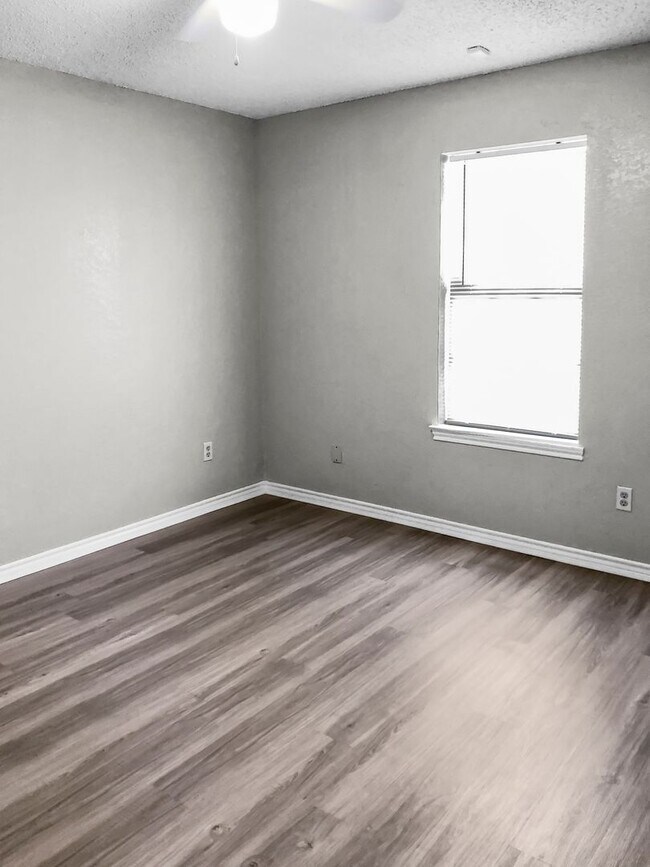 Building Photo - 1112 Valley View Dr