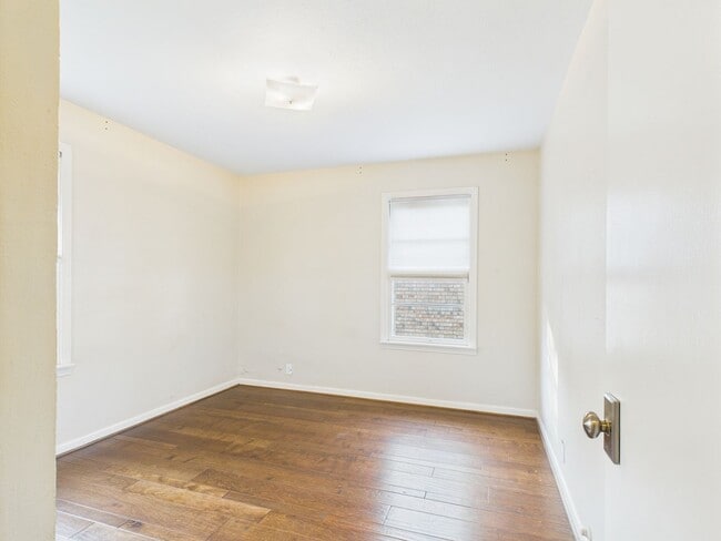Building Photo - Adorable Property