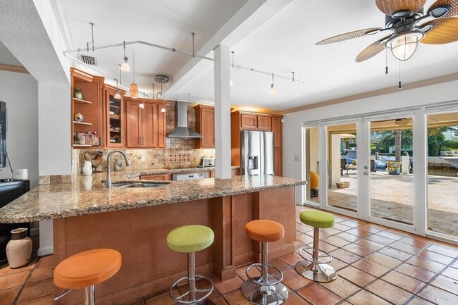 Building Photo - 2330 NE 48th St