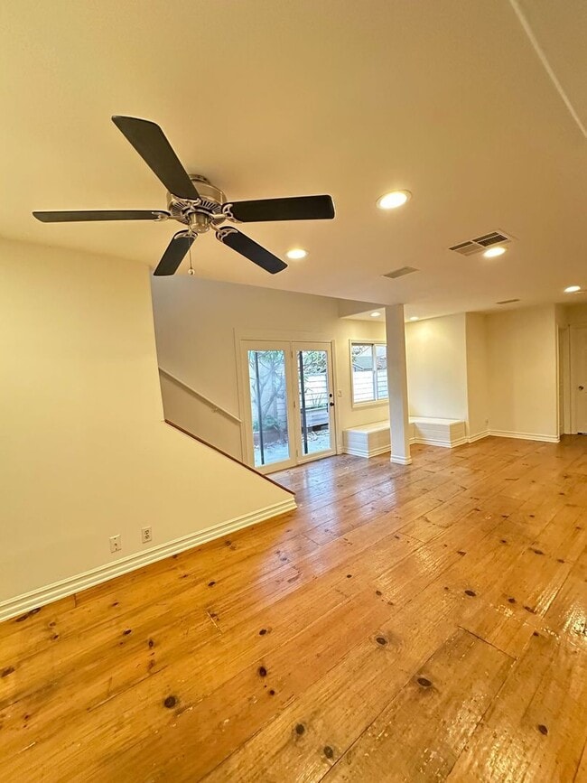 Building Photo - 3 Bedroom Irvine Home - Large Master Suite w/ Wood Floors - Beautiful!!!!!