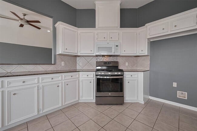 Building Photo - 9631 Highland Pointe Dr
