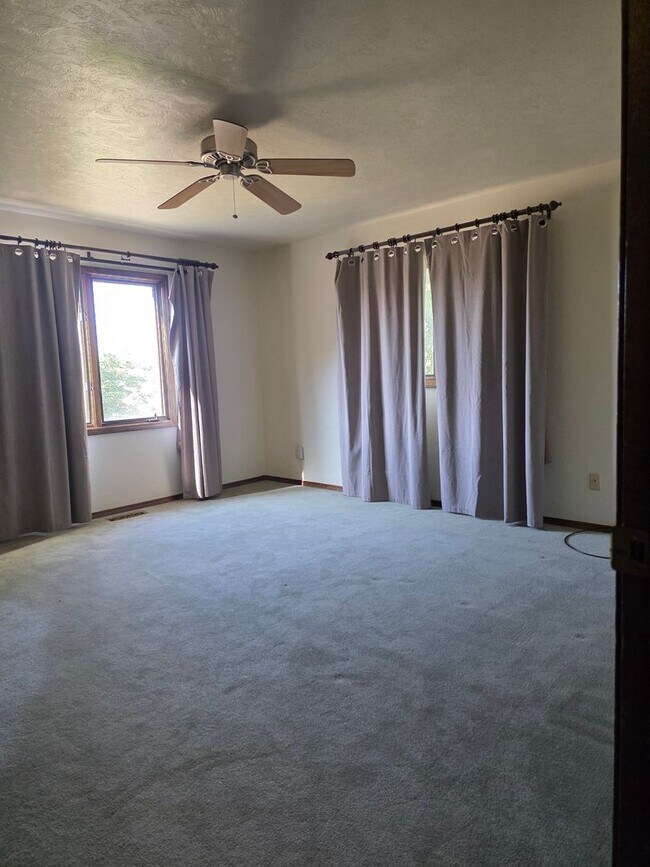 Building Photo - Great Home with Game Room