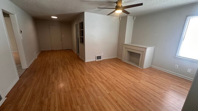 Building Photo - $895 - 2 bed 1 bath - Single Family Home