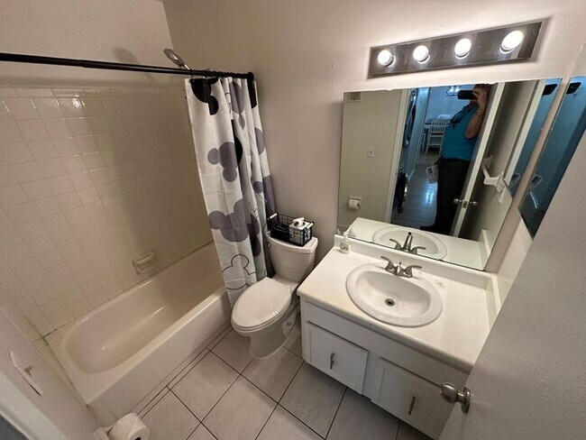 Building Photo - Fully Furnished 2/2 Condo!