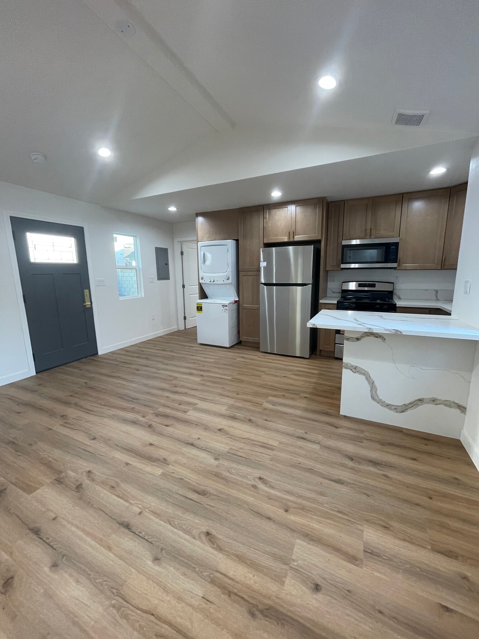 Building Photo - 1346 W 37th St