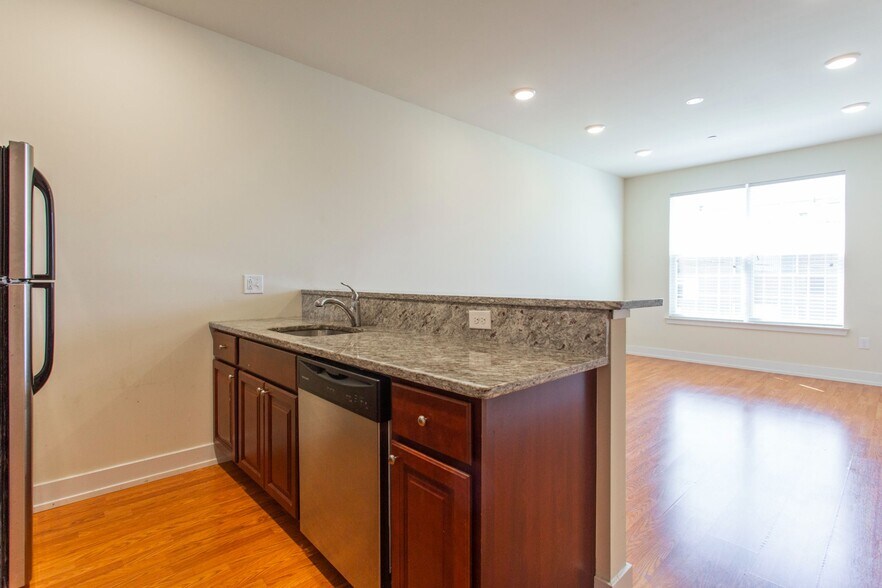 Building Photo - 1405 N Sydenham St