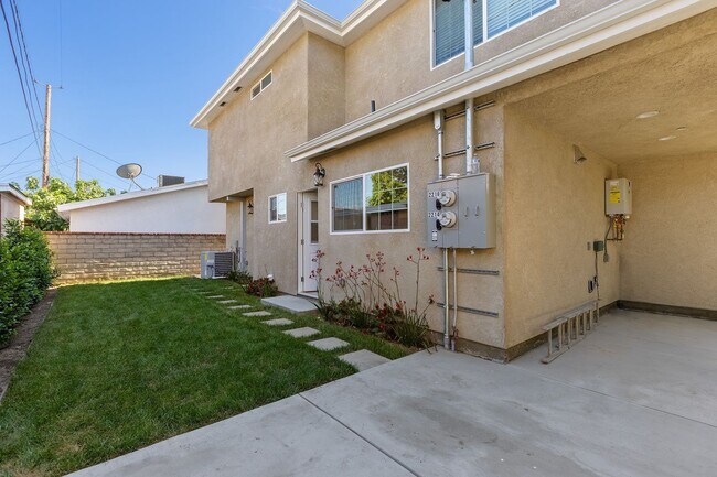 Building Photo - 2216 N Frederic St