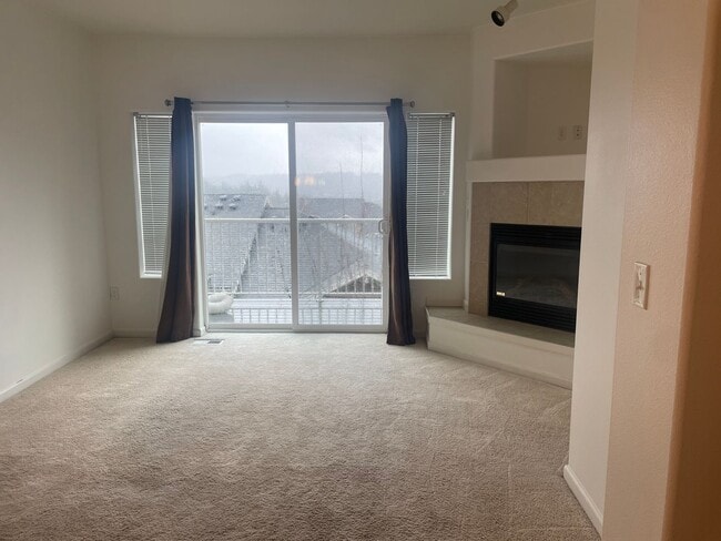 Building Photo - Beautiful Murray Hills Condo Townhome Now ...