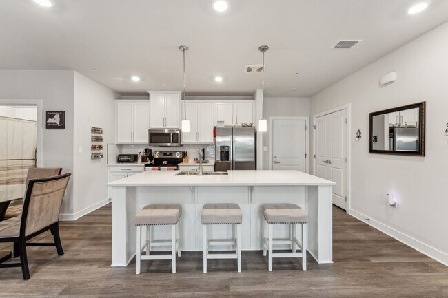 Building Photo - Gorgeous 2bd/2ba modern condo w/balcony located conveniently in MOSAIC AT WOODLAND PARK in Herndon.