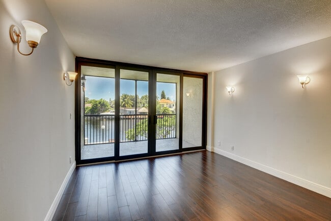 Building Photo - 18 Royal Palm Way