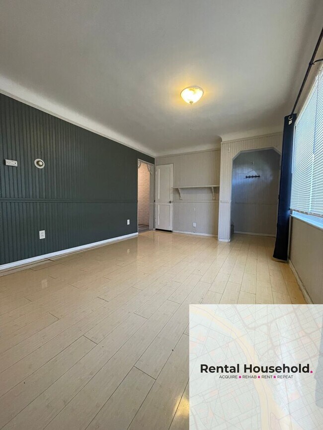 Building Photo - Stunning 3-Bedroom 1-Bath Bunglaow Located in Eastpointe