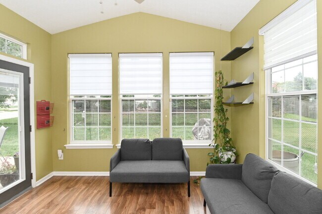 Building Photo - Spacious 4-Bedroom Haven with 2.5 Baths and Nearly 3,000 Sq Ft of Comfort in Indianapolis!