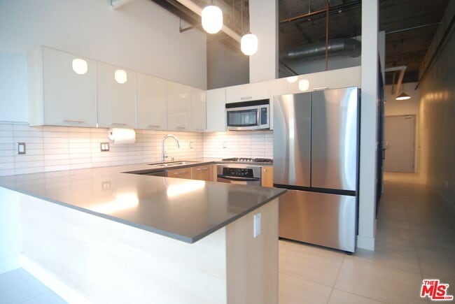 Building Photo - 645 W 9th St